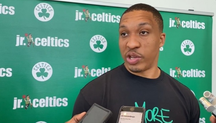 曼联小将莱西染红，哈格里夫斯：他还是孩子，会吸取教训的